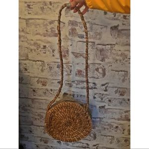 Round straw/rattan crossbody bag